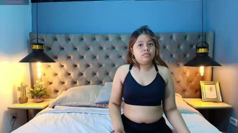 Snapshot of kyliesweett chatting on 07.17.26 kyliesweett online show from 07.17.26