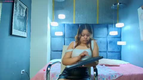 Snapshot of kyliesweett chatting on 07.21.26 kyliesweett online show from 07.21.26