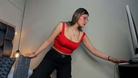 Snapshot of lady_falcon chatting on 10.12.25 LADY online show from 10.12.25