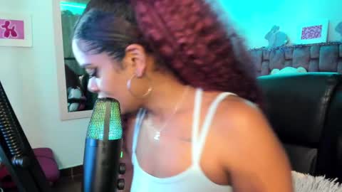 Snapshot of ladydanniela chatting on 12.18.24 leidy daniela online show from 12.18.24