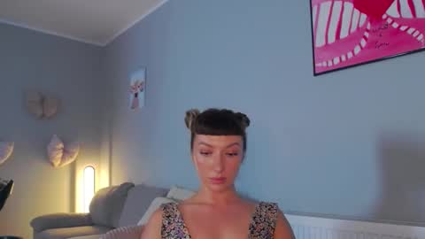 Snapshot of larakanes chatting on 09.24.25 LaraKanes online show from 09.24.25