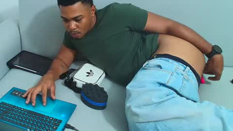 Snapshot of latinbbc_00 chatting on 09.14.25 latinbbc_00 online show from 09.14.25