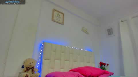 Snapshot of latinlove_sexygirls chatting on 10.10.25 Vanessa online show from 10.10.25