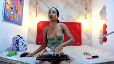 Snapshot of latins_lovers20 chatting on 12.01.24 latins lovers20 online show from 12.01.24