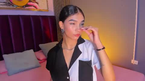 Snapshot of laura_aristizabal_19 chatting on 07.24.26 Laura online show from 07.24.26