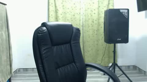 Snapshot of laura_craizy chatting on 05.30.26 CALL ME LOVE LAURA online show from 05.30.26