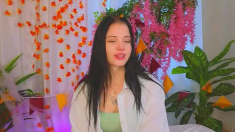 Snapshot of laura_halle chatting on 11.10.25 laura online show from 11.10.25