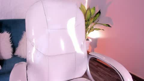 LauraCarther  online show from 04.21.26