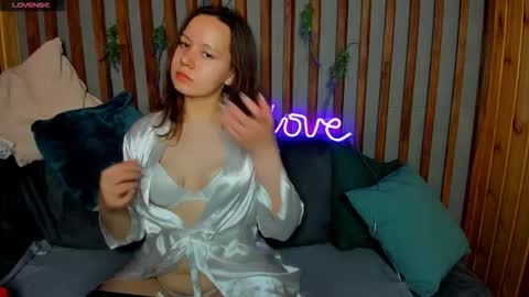 Snapshot of lauraellinss chatting on 09.23.25 Laura online show from 09.23.25