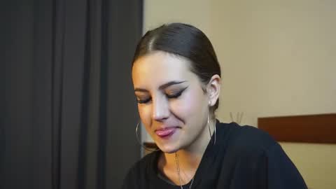 Snapshot of laureencadriel chatting on 11.04.25 Monica online show from 11.04.25