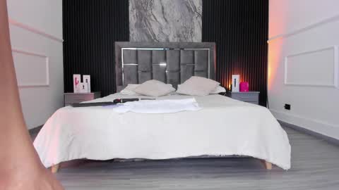 Lauren Weels online show from 04.08.26