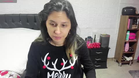 Snapshot of lauren_ashlee chatting on 12.31.24 Lauren Independent model online show from 12.31.24