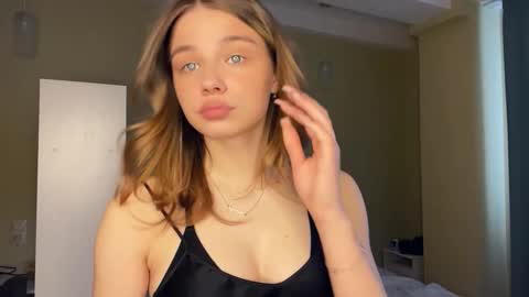 Snapshot of laurineleconey chatting on 03.01.26 Bella online show from 03.01.26