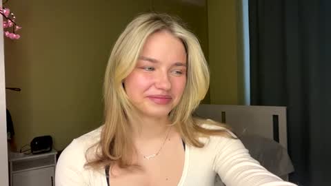 Snapshot of laurineleconey chatting on 04.19.26 Bella online show from 04.19.26