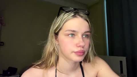 Snapshot of laurineleconey chatting on 05.19.26 Bella online show from 05.19.26