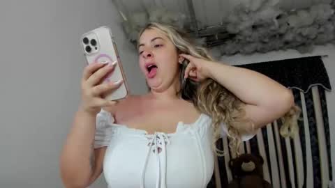 Lauu G online show from 02.04.26