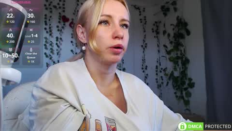 Snapshot of lavinell chatting on 09.19.25 Mia online show from 09.19.25