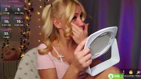 Snapshot of lavinell chatting on 11.02.25 Mia online show from 11.02.25