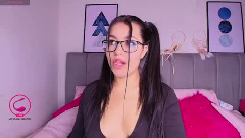 Snapshot of layla_nicols chatting on 01.18.25 Layla online show from 01.18.25