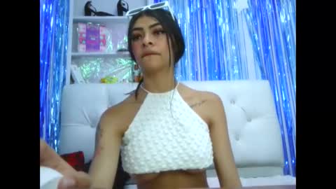 Snapshot of laylahotl chatting on 10.02.25 Layla online show from 10.02.25