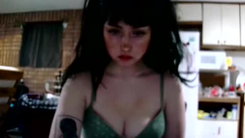 Snapshot of laylakills chatting on 12.09.24 Layla Kills online show from 12.09.24