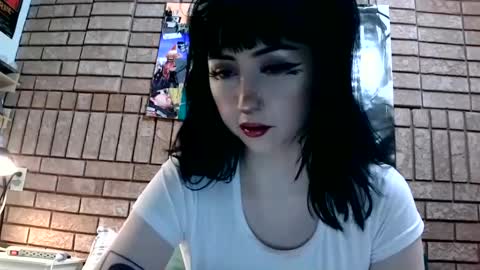 Snapshot of laylakills chatting on 02.08.25 Layla Kills online show from 02.08.25