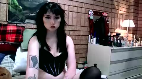 Snapshot of laylakills chatting on 12.21.25 Layla Kills online show from 12.21.25