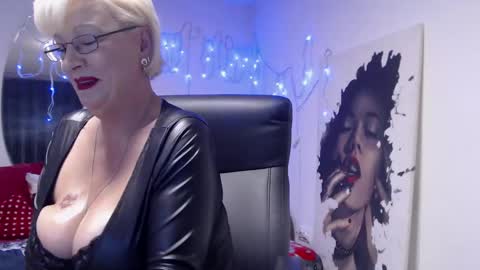 Layla online show from 12.25.24