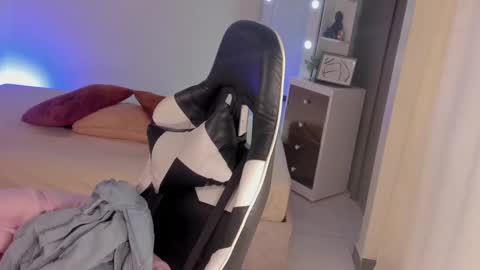 Snapshot of leahaltomm chatting on 02.18.25 leahaltomm online show from 02.18.25