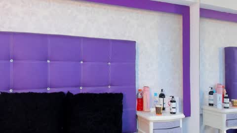 leamoreau__ online show from 10.08.25