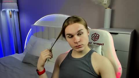 Snapshot of leanby chatting on 11.27.25 Leanu online show from 11.27.25