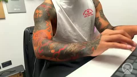 Snapshot of leanfoxink chatting on 10.28.25 leanfoxink online show from 10.28.25