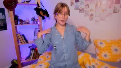 Snapshot of leazy_peasy chatting on 09.22.25 Ellie online show from 09.22.25