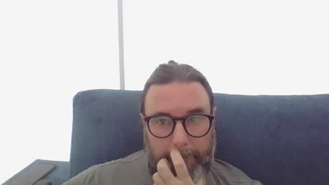 Snapshot of lecheare28 chatting on 02.24.25 lecheare28 online show from 02.24.25