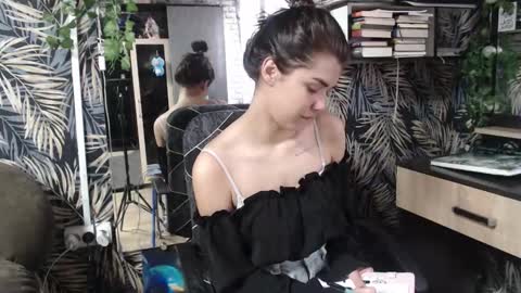 Snapshot of legenda_liya chatting on 10.15.25 Liya online show from 10.15.25