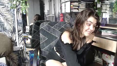 Snapshot of legenda_liya chatting on 10.16.25 Liya online show from 10.16.25