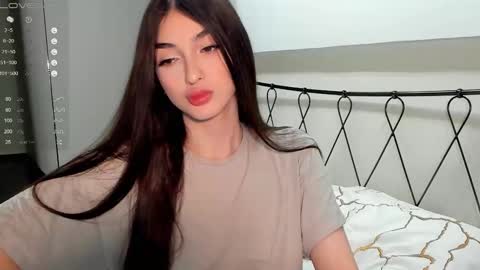 Snapshot of leila_4ever chatting on 03.12.25 Leila online show from 03.12.25