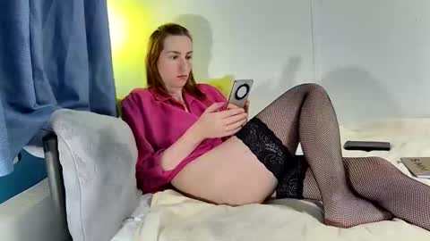 Snapshot of leila_cam18 chatting on 11.04.25 Leila online show from 11.04.25