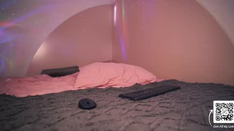 Snapshot of leonamell chatting on 03.05.25 Leo online show from 03.05.25