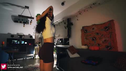 Snapshot of leonamell chatting on 09.29.25 Leo online show from 09.29.25