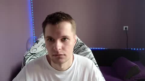 Snapshot of leonnextdoor chatting on 03.06.25 Leon online show from 03.06.25