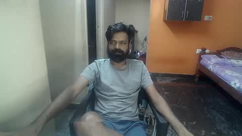 Snapshot of leosbroad chatting on 01.04.25 Leo online show from 01.04.25