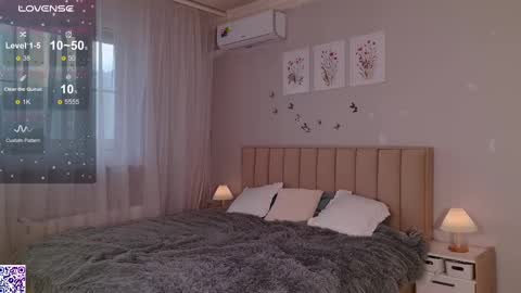 Nicole Moore online show from 02.12.25