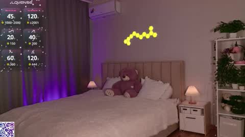 Nicole Moore online show from 09.12.25