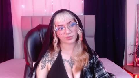 Snapshot of lessboobs_gh chatting on 02.05.25 Less online show from 02.05.25