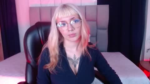 Snapshot of lessboobs_gh chatting on 02.06.25 Less online show from 02.06.25