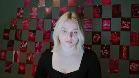 Snapshot of leyla_le chatting on 09.21.25 Leyla online show from 09.21.25