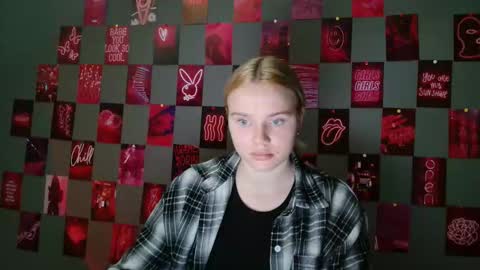 Snapshot of leyla_le chatting on 09.22.25 Leyla online show from 09.22.25