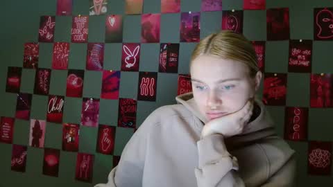 Snapshot of leyla_le chatting on 09.30.25 Leyla online show from 09.30.25