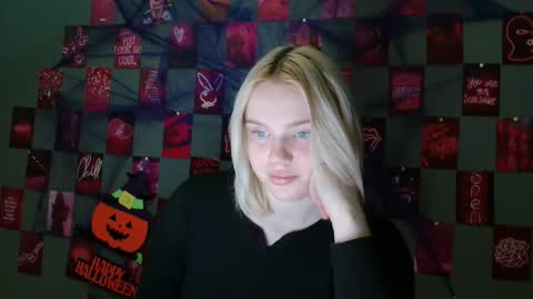 Snapshot of leyla_le chatting on 10.03.25 Leyla online show from 10.03.25